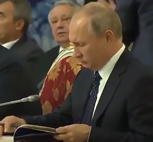 Путин на личном примере показал, что читать можно даже на работе. 