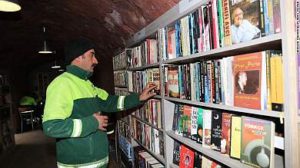 Турецкие мусорщики открыли библиотеку из выброшенных книг