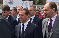 Медведев подписал Концепцию развития детского чтения в РФ, и сказал: «Желательно, чтобы еще и денег побольше появилось»