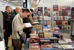 Жители России покупают меньше книг, но платят за них больше
